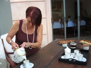 一到達雅典,我們先到Apivita的Founder---Niki的家,她一早已為我們準備了希臘特式茶點,於倘大的花園嘆了一個超relax的下午茶.