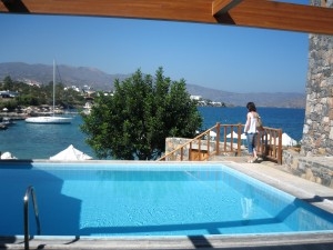 第三天,我們從雅典坐了兩個多小時飛機到Crete,那兩天主要是聽品牌的presentation和做訪問,歐洲各地都派了美容編輯來呢.而這個泳池是我房的私人泳池,從樓梯走下去,就是愛琴海啦!
